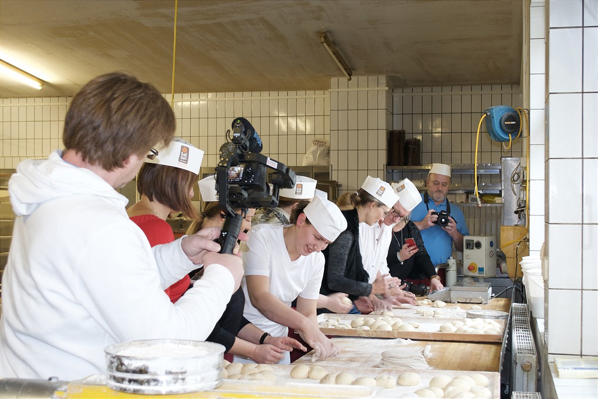 Bäckermeister Kasses bringt den Online Influencern die Kunst des Backens näher
