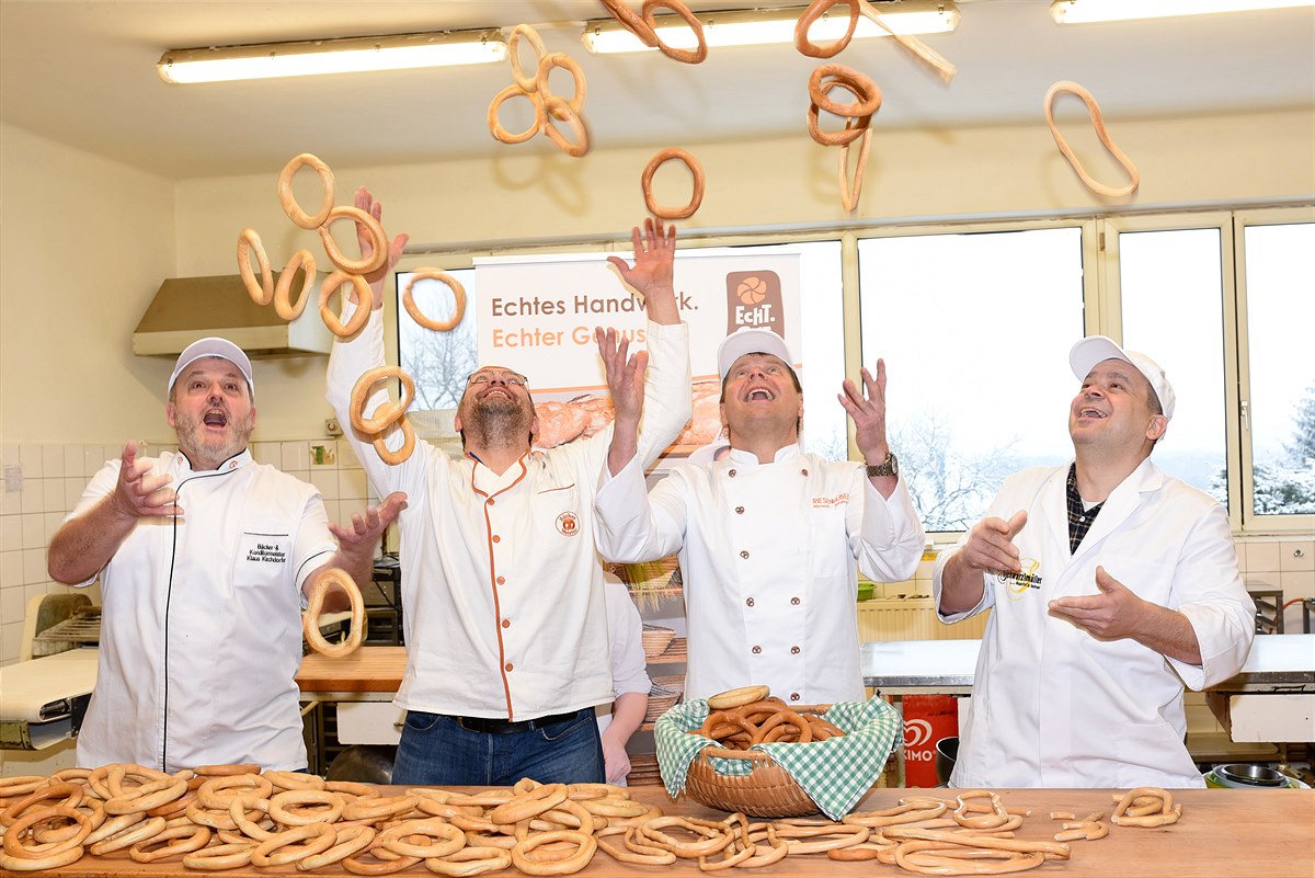 Bäckermeister von Amstetten eröffnen die Fastenzeit mit hausgemachten Fastenbeugel