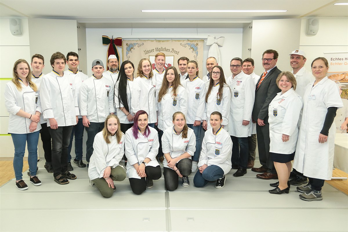 Die Teilnehmer des Bäcker Lehrlingswettbewerbs 2018 mit den sechs Juroren und Landesinnungsmeister KommR Johann Ehrenberger