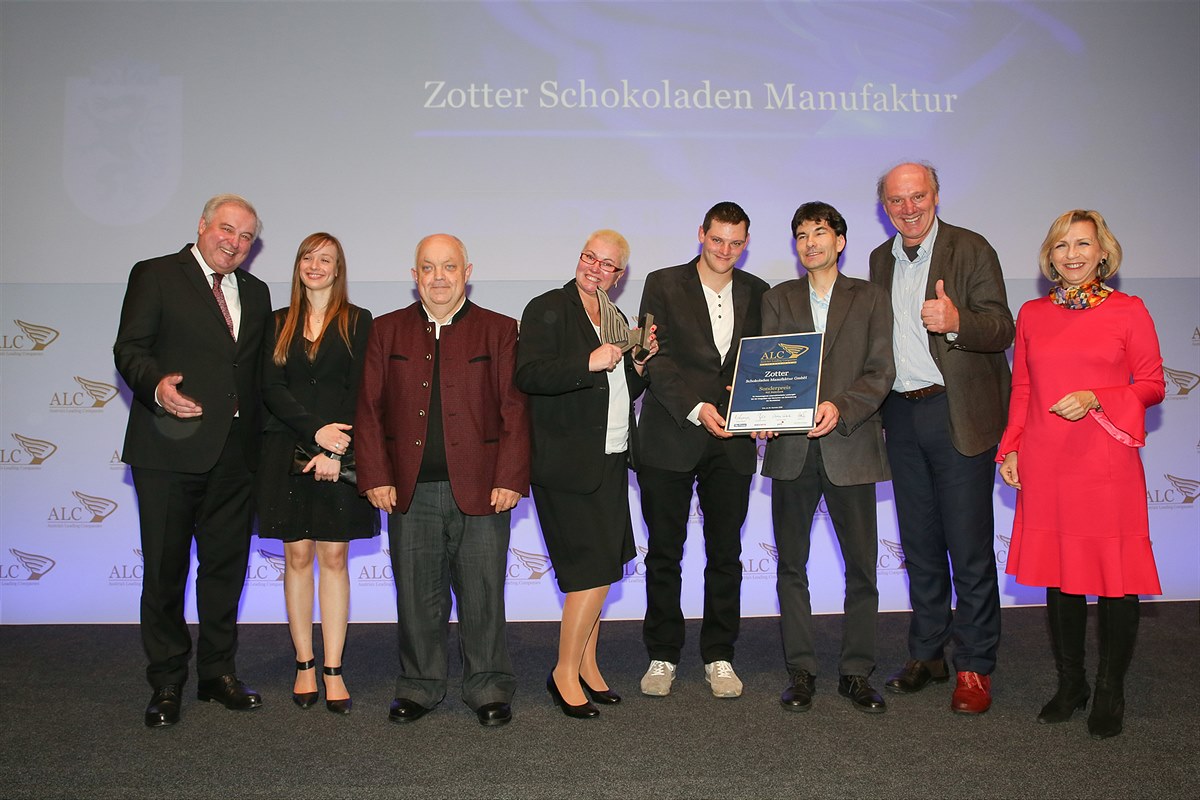 Sonderpreis für die Zotter Schokoladenmanufaktur (v.l.) Landeshauptmann Hermann Schützenhöfer mit der Zotter-Familie: