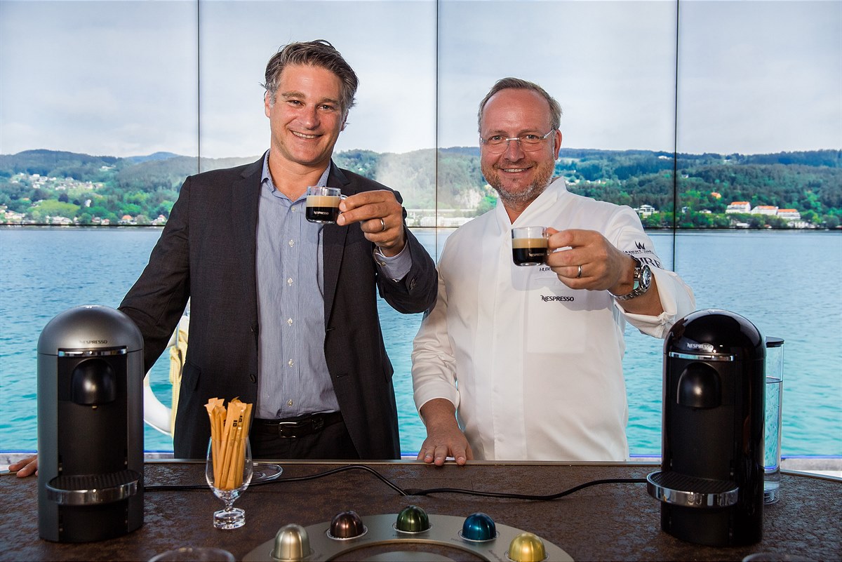 Alessandro Piccinini, Geschäftsführer von Nespresso Österreich, und Hauben-Koch Hubert Wallner 